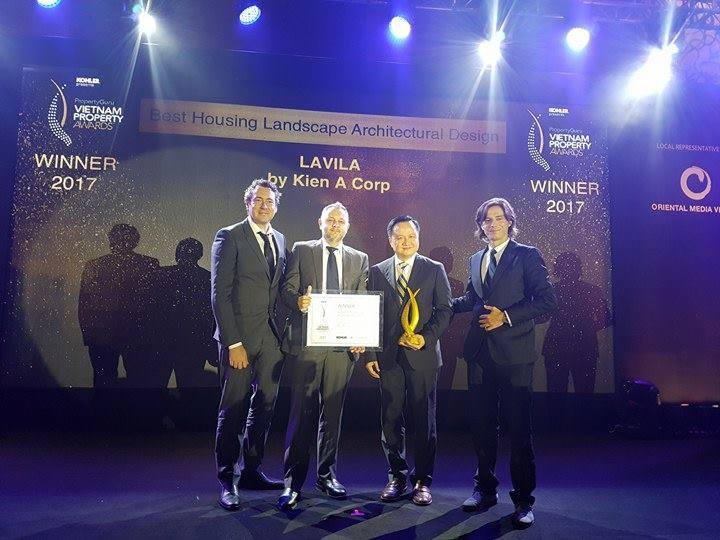 Đại diện tập đoàn Kiến Á nhận giải thưởng VietNam Property Awards 2017 cho hạng mục: Nhà ở có thiết kế kiến trúc cảnh quan tốt nhất.