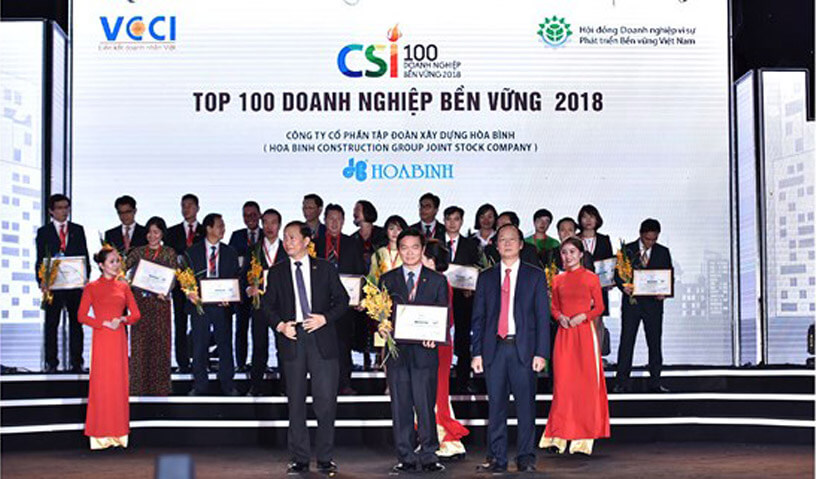 Ông Lê Viết Hải - CTHĐQT - TGĐ, đại diện CTCP Tập đoàn Xây dựng Hòa Bình nhận giải thưởng Doanh nghiệp Bền vững 2018.