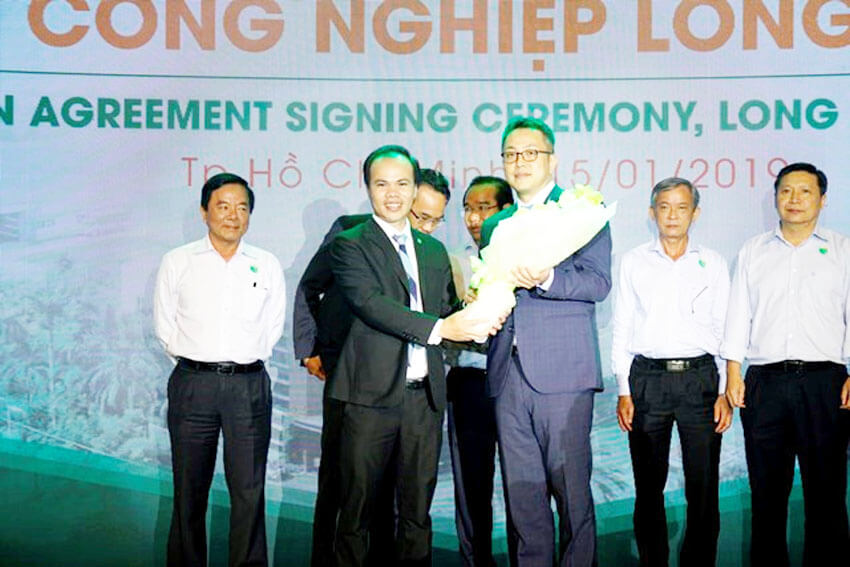 Đại diện khu công nghiệp Long Hậu ký kết với nhà đầu tư nước ngoài tại sự kiện.