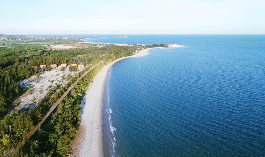 Bãi biển vịnh Thanh Long mang nét đẹp hoang sơ đầy cuốn hút. Bãi biển vịnh Thanh Long mang nét đẹp hoang sơ đầy cuốn hút.