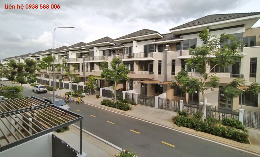 Bán căn nhà phố Lavila 2, diện tích 5.5x17.6m, hướng Đông Nam.