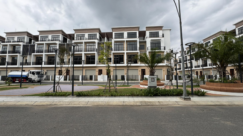Nhà phố đã xây dựng hoàn thiện trong trong khu đô thị T&T City Millennia tại Long Hậu, Long An (nay là Cân Giuộc, Tây Ninh mới).