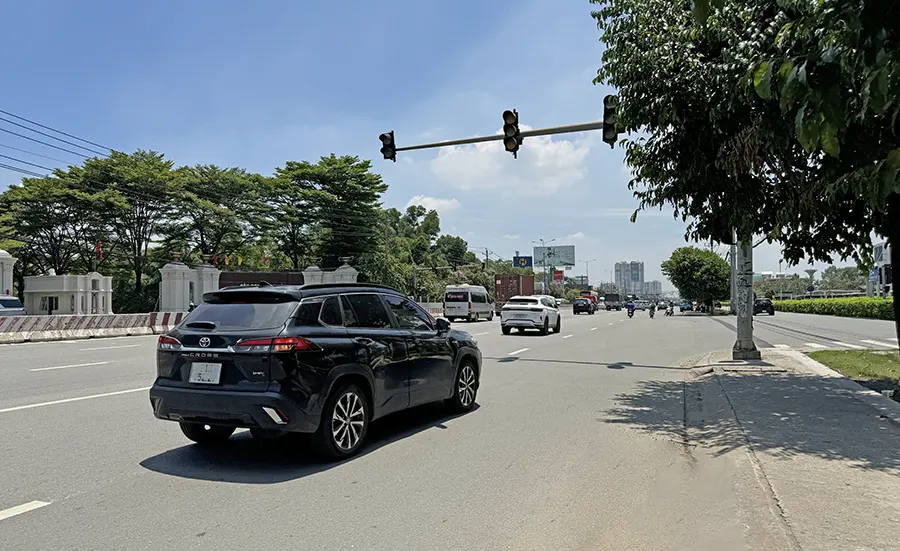 Đoạn đường quốc lộ 13 trước dự án Khải Hoàn Imperial đã mở rộng 4 làn xe (khu vực AEON Mall Canary), đường rộng và thông thoáng.