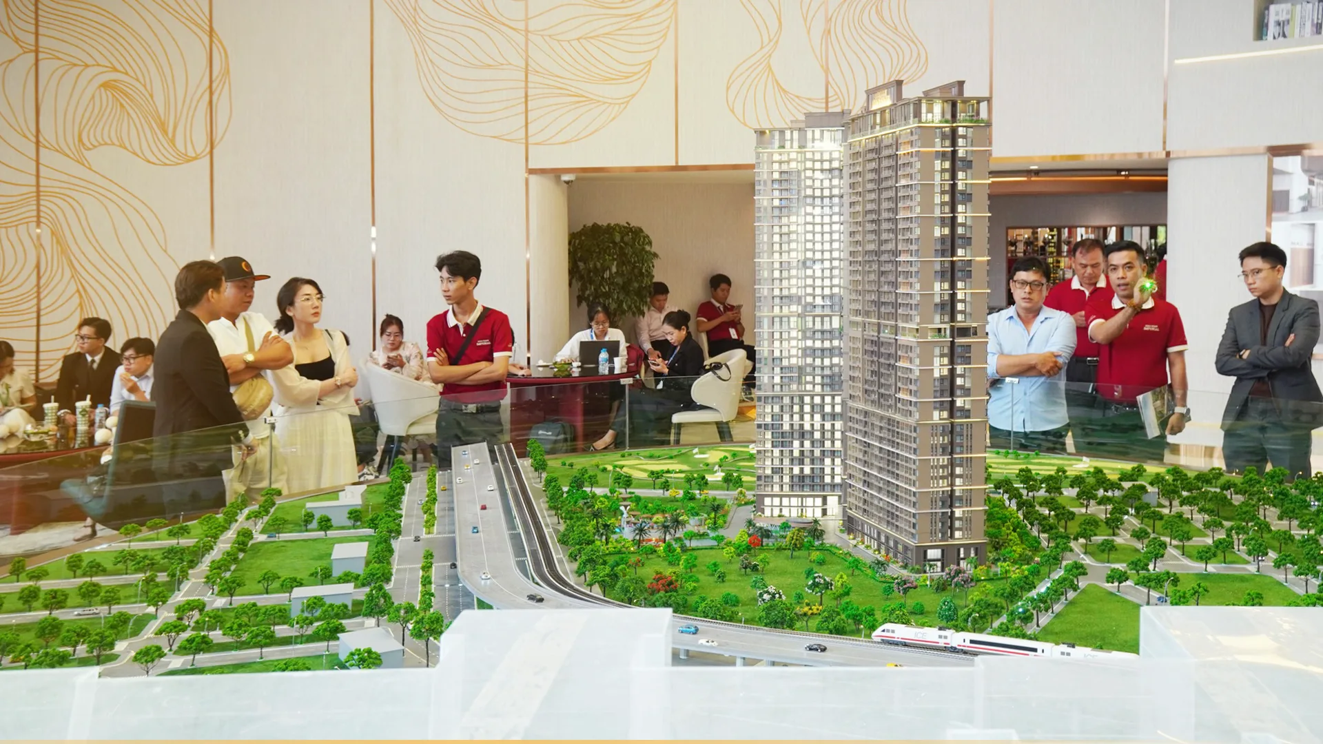 Khách hàng tham quan thực tế sales gallery tại Khải Hoàn Imperial.