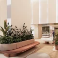 Tại dự án Arcadia at Lavila: sảnh lễ tân tại tầng trệt được tô điểm các cụm cây cảnh kết hợp tone màu pastel nhẹ nhàng tạo cảm giác dễ chịu, gần gũi thiên nhiên.